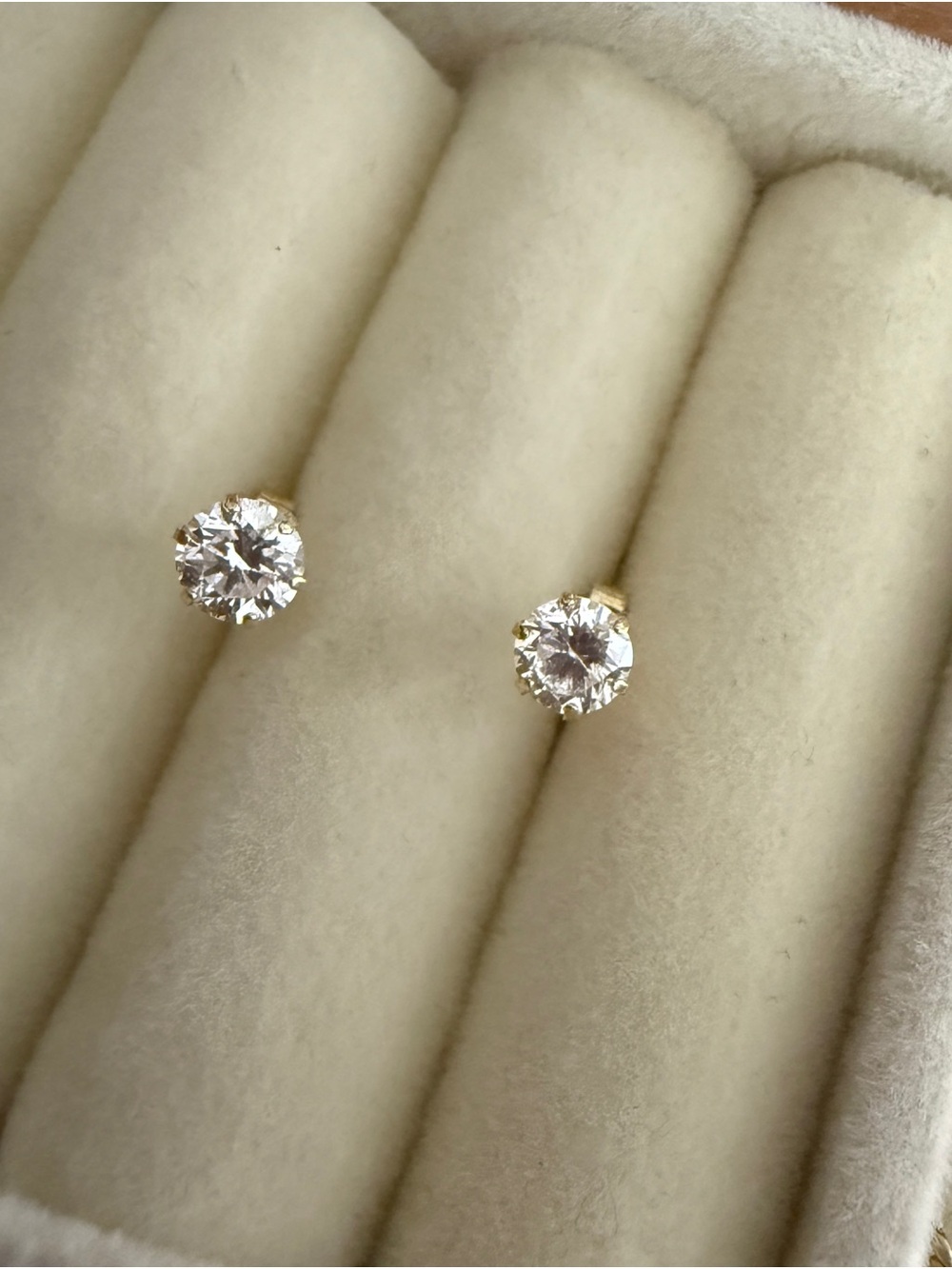 Classic Round-Cut Clear Stone Stud Earrings in Gold